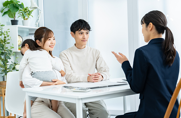 家族が相談するイメージ写真