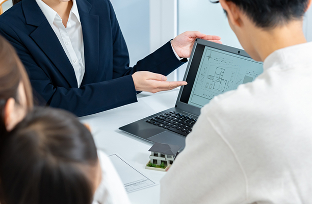 パソコンで説明する写真