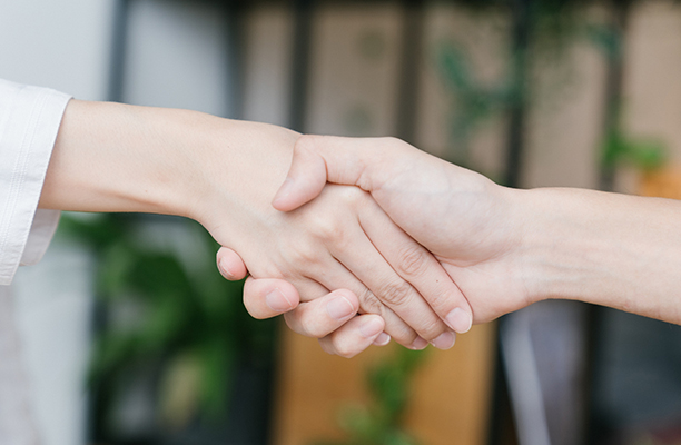 契約書にサインをする写真